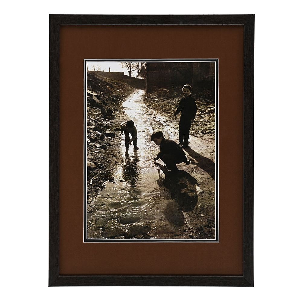 Enfants : Collecting River Pebbles - Wall Print