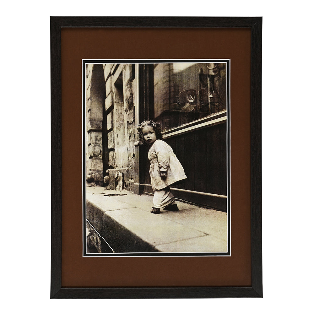 Enfants : Looking Girl - Wall Print